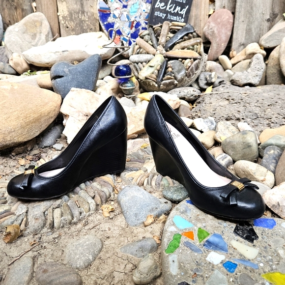 Vince Camuto wedge heel pump with bow - Picture 2 of 8